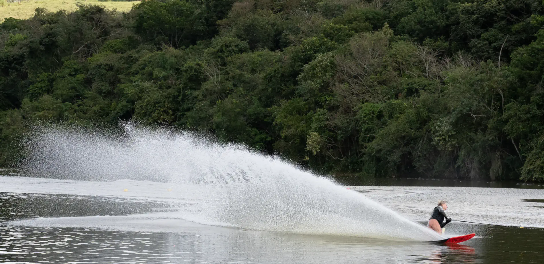 O primeiro centro de treinamento dedicado exclusivamente ao esqui aquático em São Paulo. Venha nos conhecer. The first training ski center exclusively designed for water skiing in São Paulo. Come visit us.