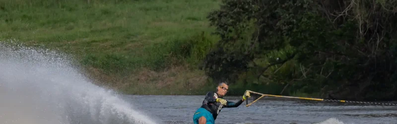 Lago para competições e prática de esqui aquático com mais de 700m de extensão, inclui juria e área com mais de 180 mil metros quadrados. Lake for tournaments and water skiing with more than 700m in length, includes juries and an area of ​​more than 180 thousand square meters.