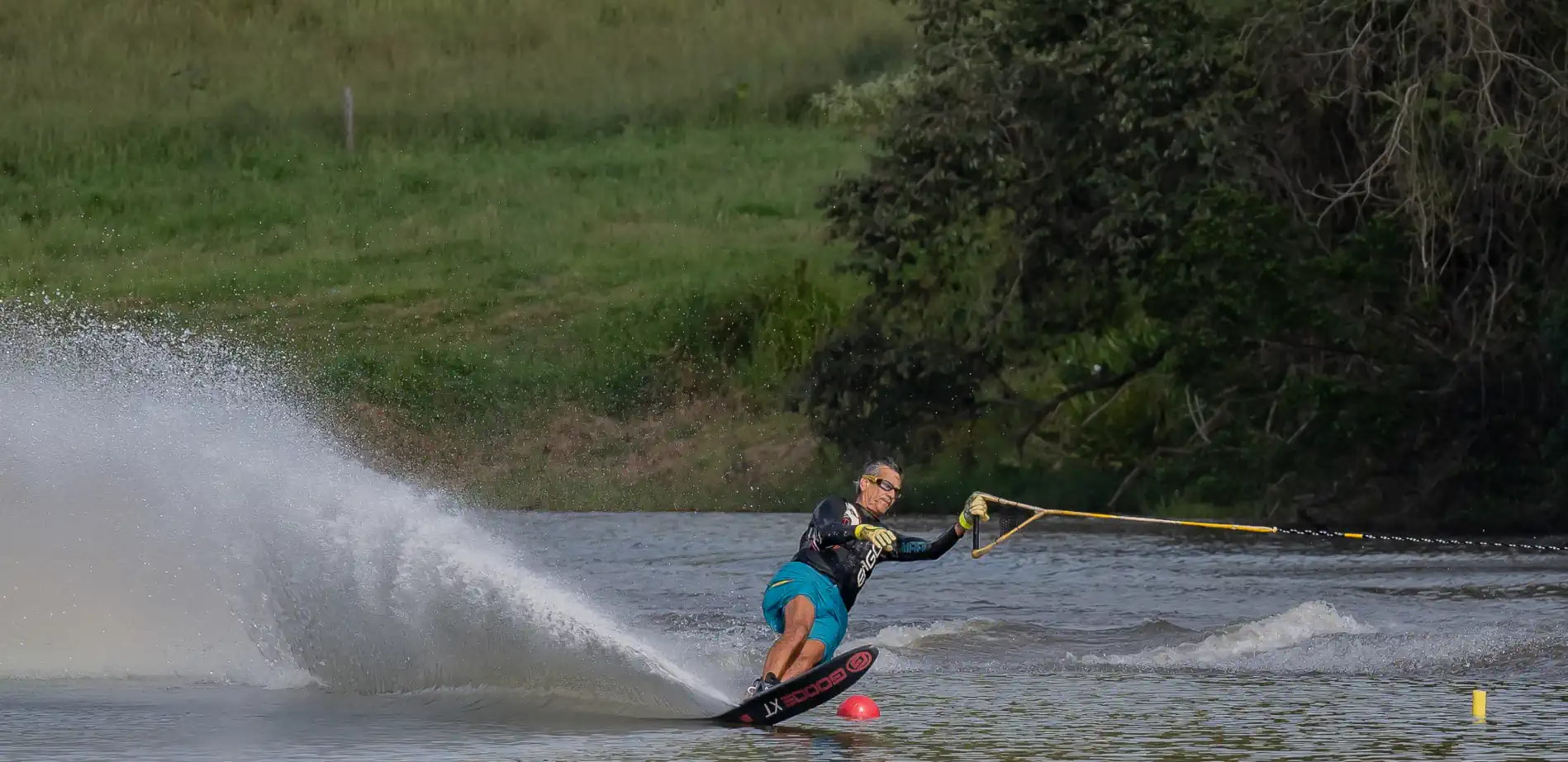 Lago para competições e prática de esqui aquático com mais de 700m de extensão, inclui juria e área com mais de 180 mil metros quadrados. Lake for tournaments and water skiing with more than 700m in length, includes juries and an area of ​​more than 180 thousand square meters.